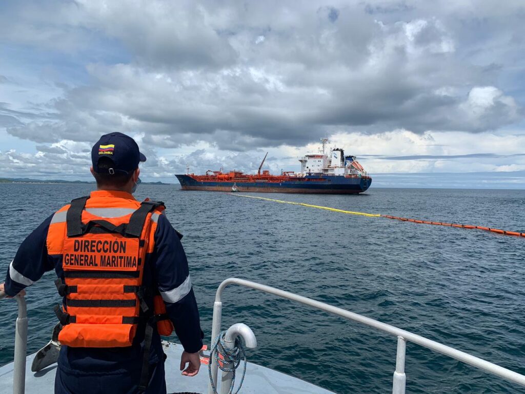Arrancó transferencia de carga del buque Nordic Wolverine al Venezia D 1 Dimar supervisa aborloamiento