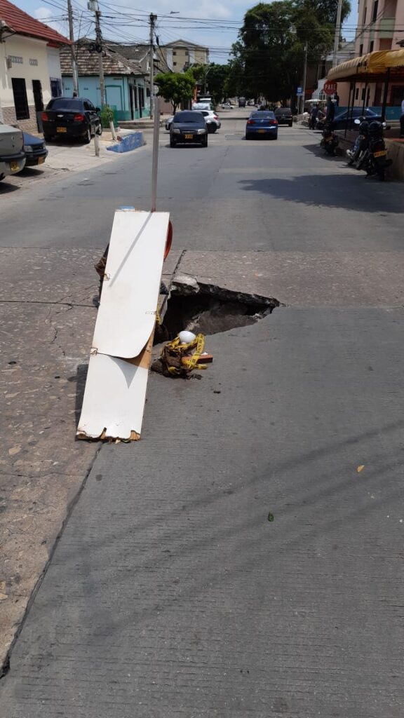¡Peligro! Hueco en la calle 52 con carrera 37, denuncia la comunidad 6 cd58ba36 32b4 42b3 8ae4 52c665661666