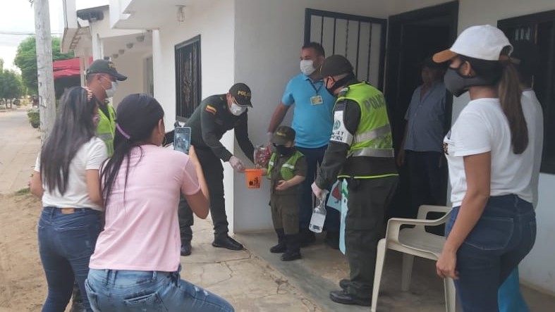 Entrega de dulces en casa en Chibolo