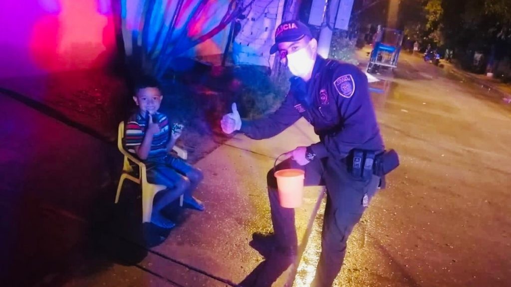 Entrega de dulces en casa en Salamina