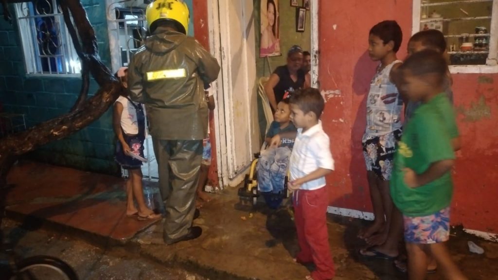 Entrega de dulces en casa en Zona Bananera