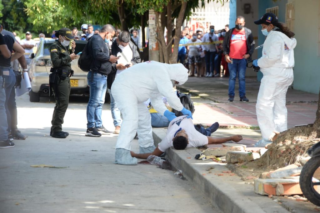 Escolta reacciona y da de baja a presunto bandido que estaba atracando en el barrio 7 de Abril 2 Muerto en Conidec