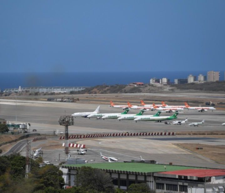 ¿Irse o quedarse?: dilema que enfrentan los venezolanos por la crisis 2 aviones aeropuerto e1609368863893 edited