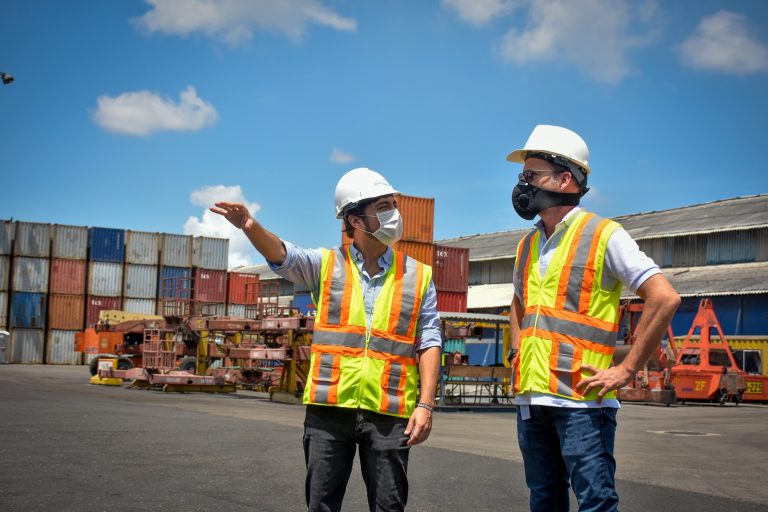 Alcalde Pumarejo reitera prioridades para el sector portuario y productivo de Barranquilla 1 Alcalde Jaime Pumarejo en el Puerto de Barranquilla 2