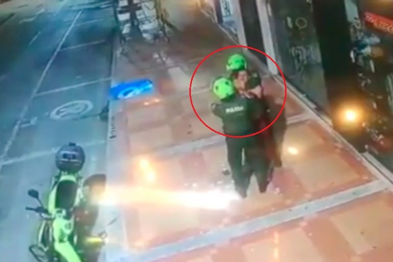 Indignación por dos policías que molieron a golpes a un hombre 1 ay5rqd5cj5aj7nygnedziaxqbm 2