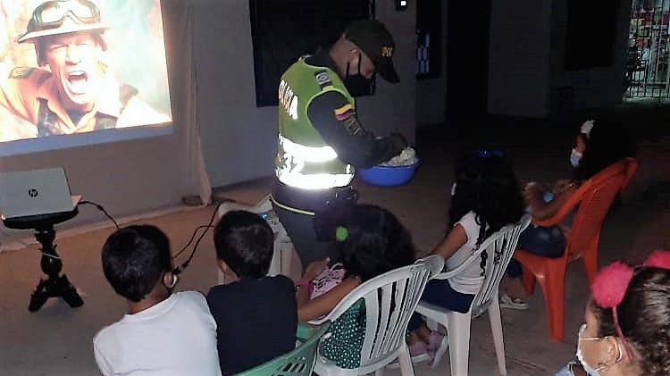 Policía del Magdalena, cumpliendo con las medidas de bioseguridad, llevó a cabo un espacio de integración "Cine Con Tu Policía" 1 WhatsApp Image 2021 05 26 at 7.25.20 PM 1
