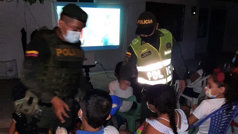 Policía del Magdalena, cumpliendo con las medidas de bioseguridad, llevó a cabo un espacio de integración "Cine Con Tu Policía" 2 WhatsApp Image 2021 05 26 at 7.25.20 PM