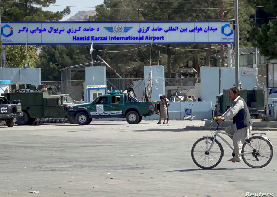 Pentágono: un atacante suicida es responsable del atentado en Kabul, continúa la evacuación 1 image 63