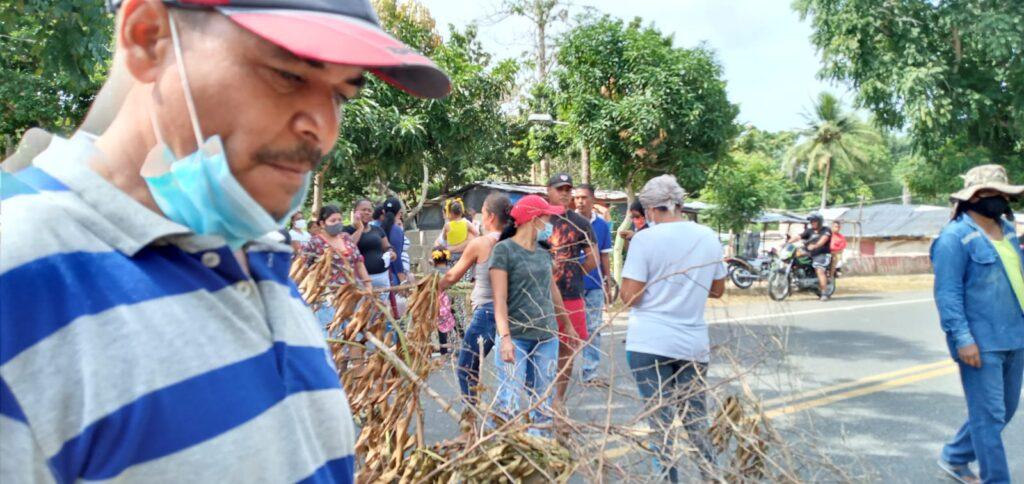 Con bloqueo de la vía Riomar, habitantes de Polonuevo exigen entrega de lotes 2 9389e361 5abd 494b 9b89 24ab206992d4