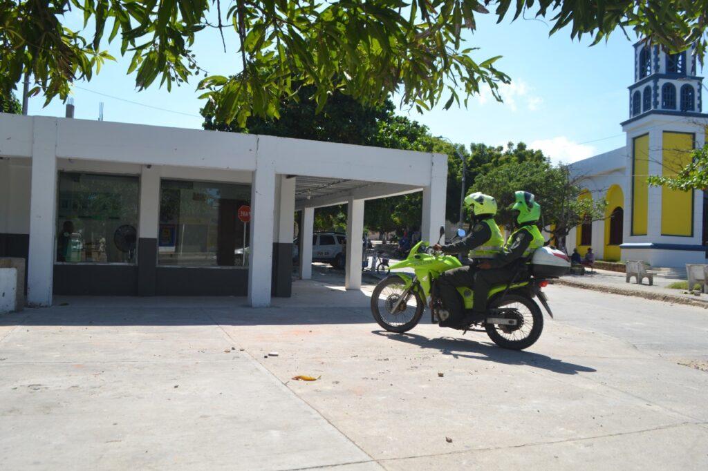 Laminas y vidrios rotos por turba en Estacion de Policia de La Playa