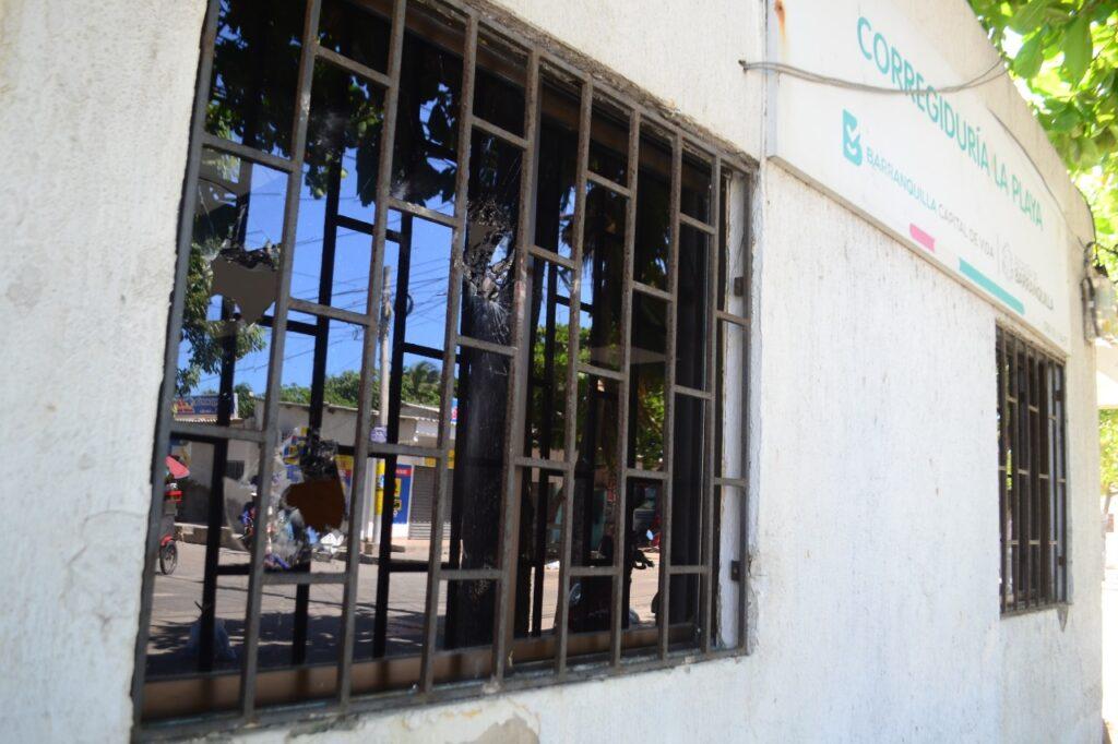 Laminas y vidrios rotos por turba en Estacion de Policia de La Playa 2