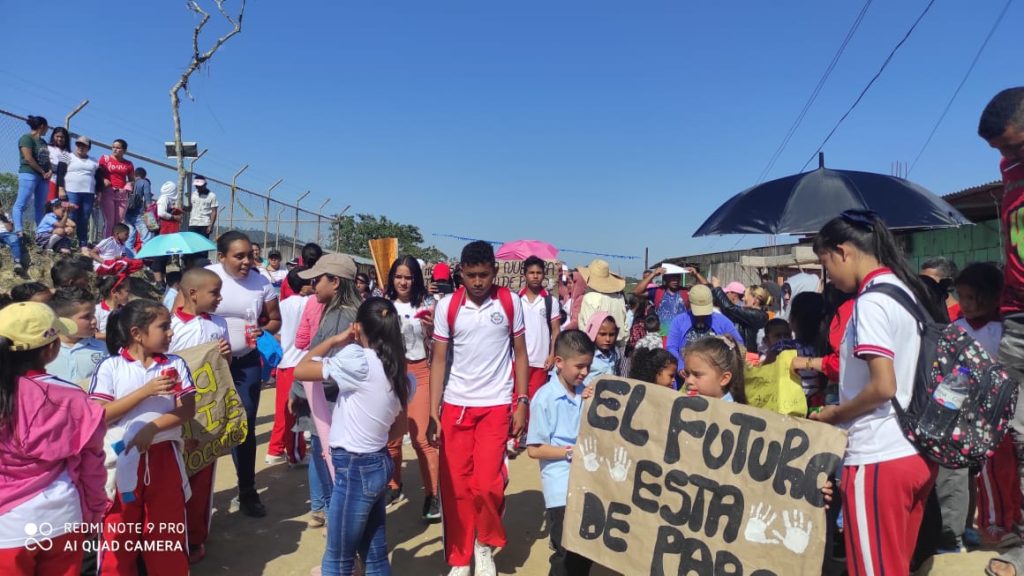 Por falta de docentes padres de familia protestan en la alcaldia de Santa Rosa del Sur 6 1