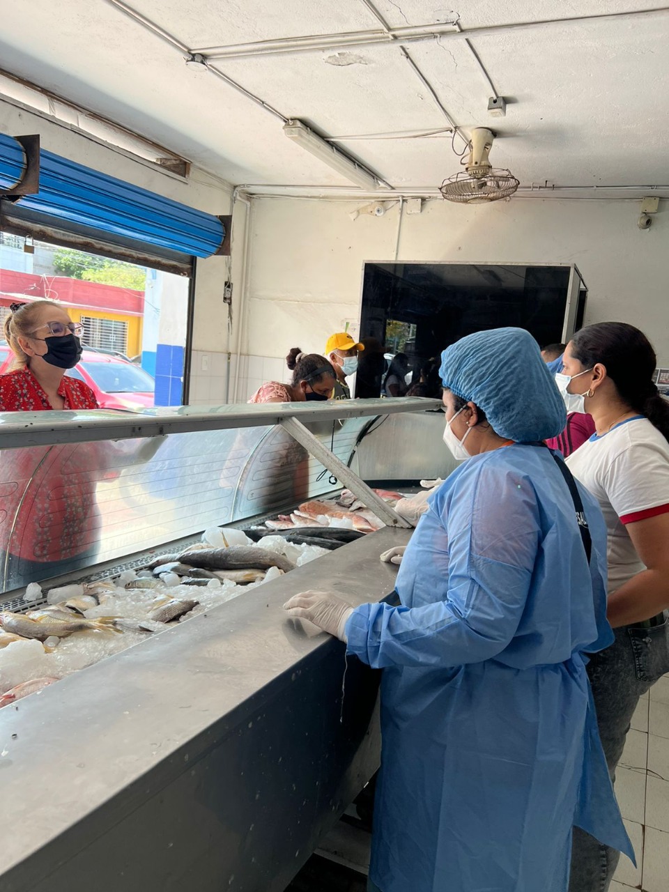 Vigilancia y control a expendedores de pescados en Santa Marta