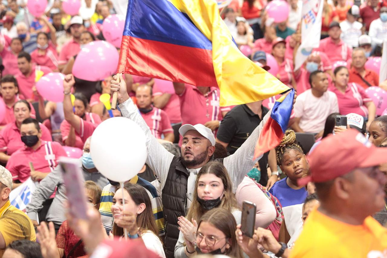 Vibrante jornada de Fico Gutiérrez en Cali: fue recibido con bombos y danzas 4 WhatsApp Image 2022 04 25 at 10.49.05 PM 4