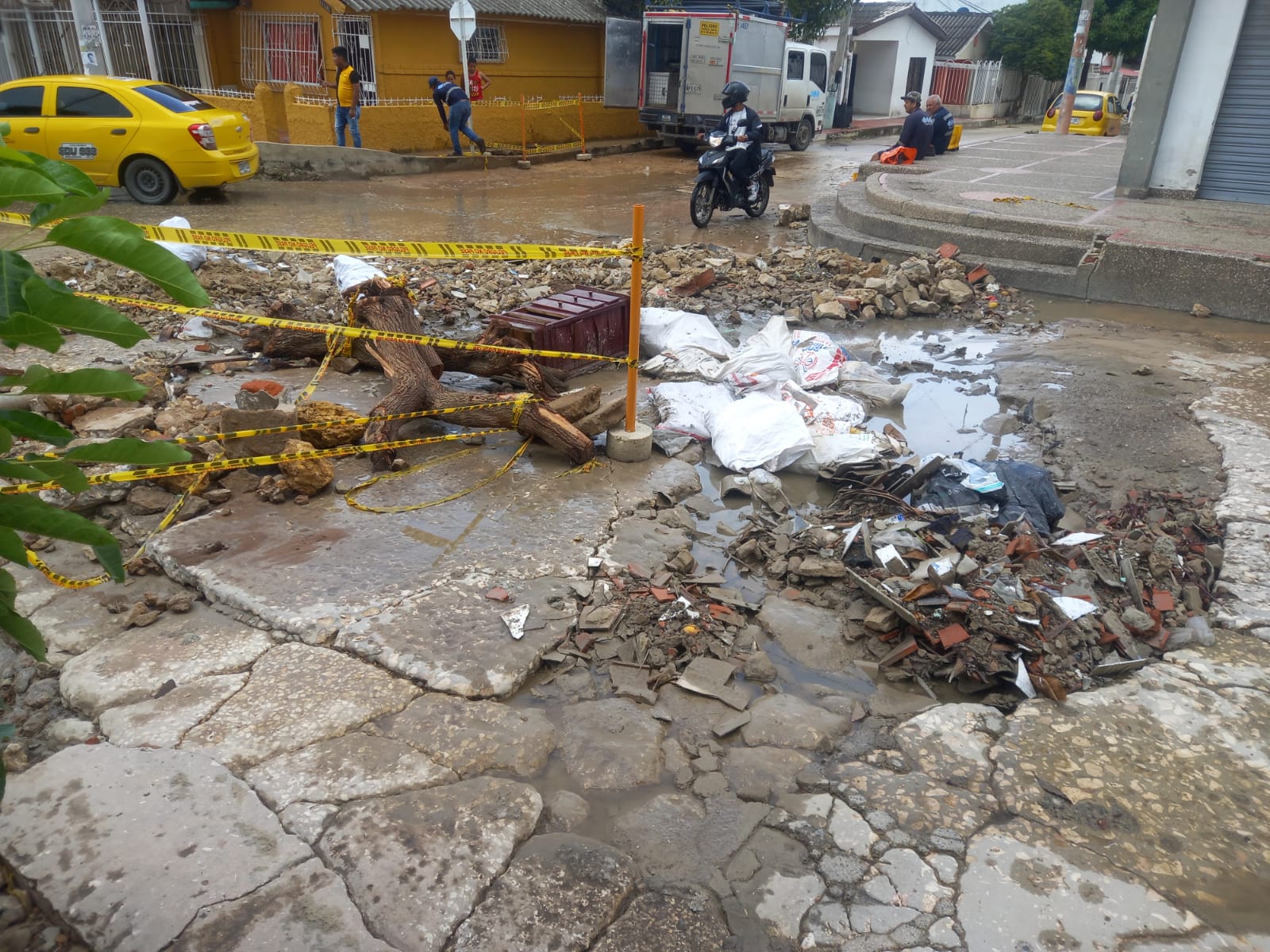 En el barrio La Sierra: Vecinos se quejan por gran hueco que ha ocasionado graves problemas 3 En el barrio La Sierra Vecinos se quejan por gran hueco que ha ocasionado graves problemas