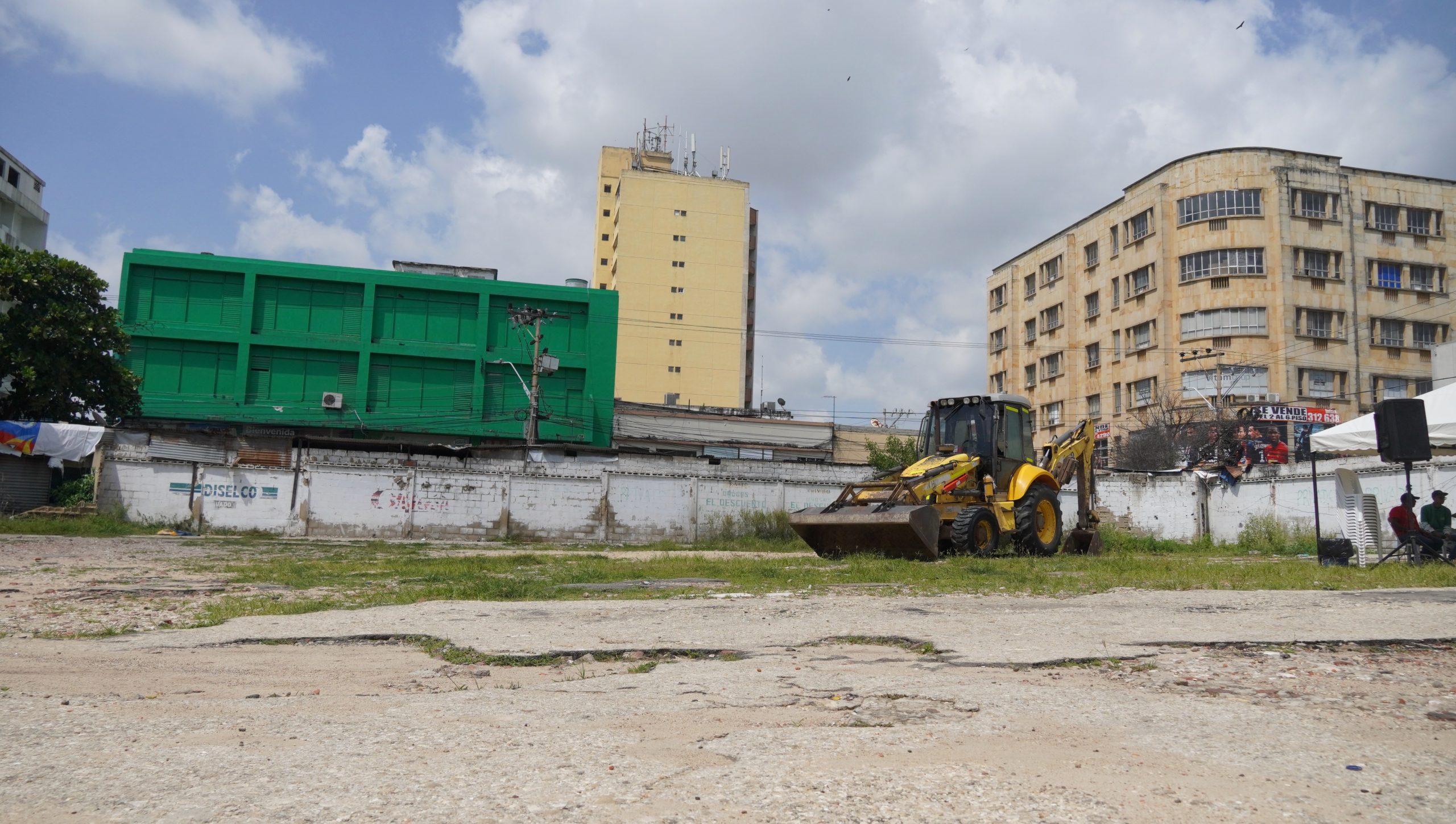 120 vendedores estacionarios del Centro harán parte del mercado Sredni, que comenzó construcción 2 Mercado Sredni 2 scaled