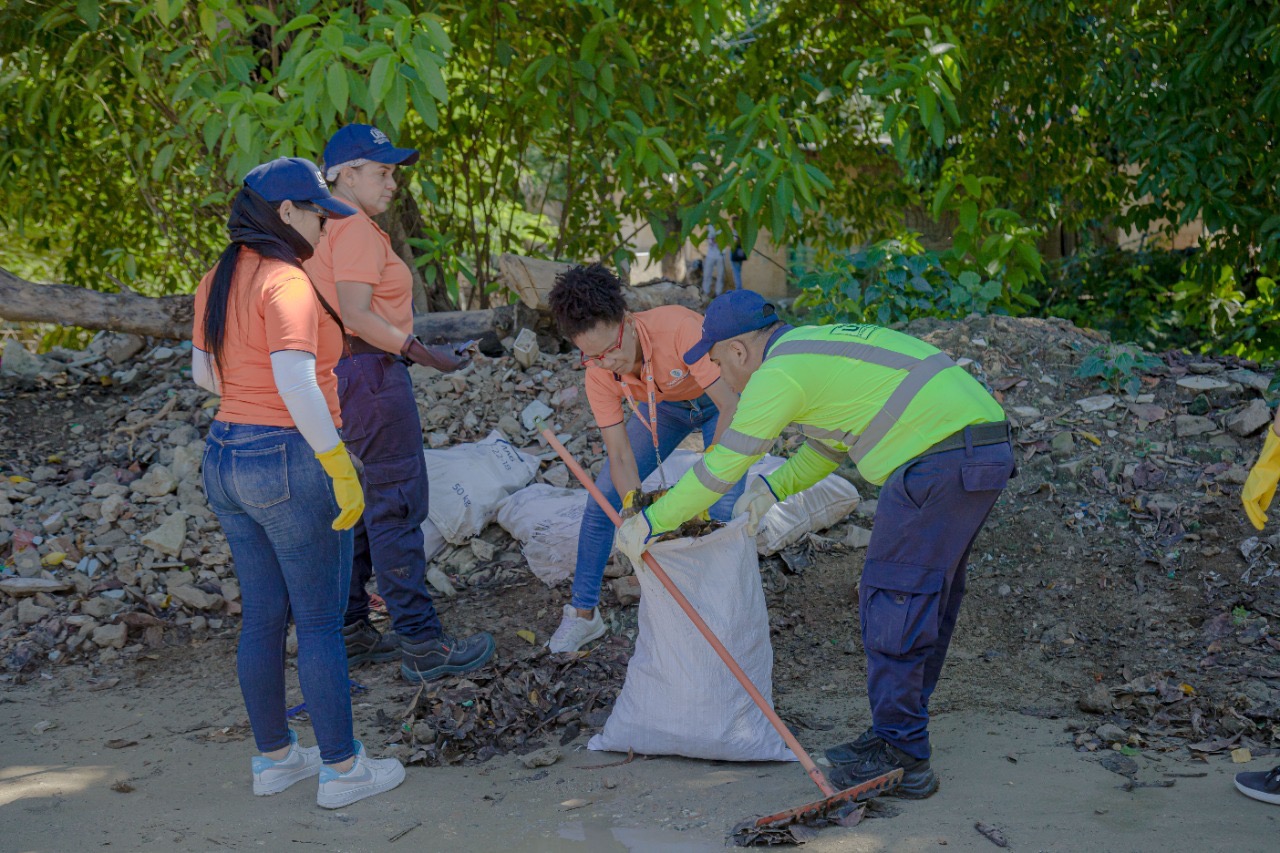 Santa Marta retira 420 kilos de basuras en jornada de limpieza en el río Manzanares 1 Santa Marta retira 420 kilos de basuras en jornada de limpieza en el rio Manzanares 6