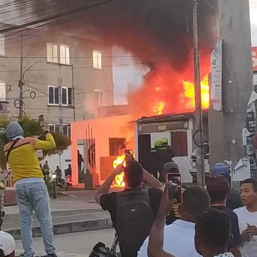 Explosión e incendio en estación de Policía 1 Explosion e incendio en estacion de Policia 2