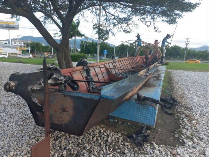 Vandalismo en Santa Marta incendió el monumento de "La Piragua", un homenaje al maestro José Benito Barros 6 316040000 707647370724139 6153651051759416228 n