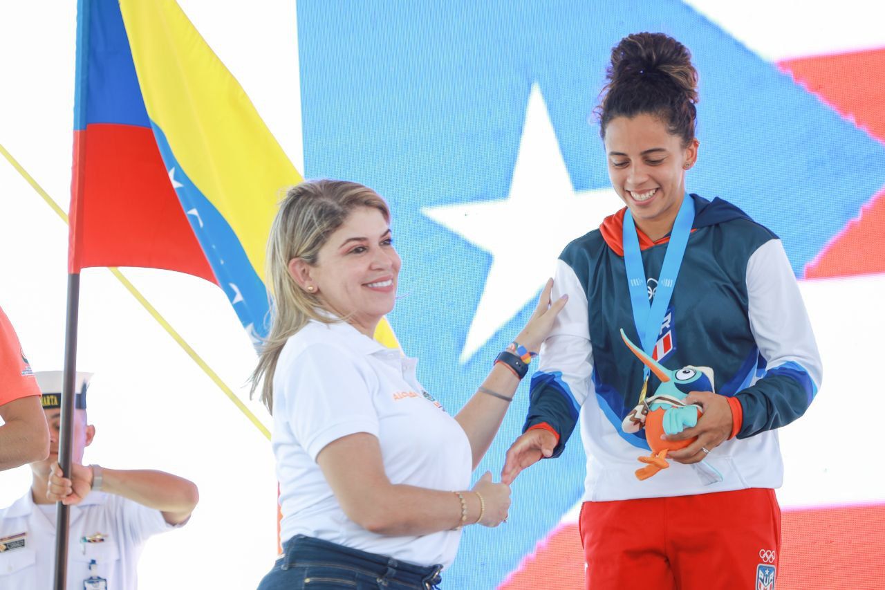 Alcaldesa Virna Johnson condecora a los primeros medallistas de los I Juegos Centroamericanos y del Caribe de Mar y Playa 2 Alcaldesa Virna Johnson condecora a los primeros medallistas de los I Juegos Centroamericanos y del Caribe de Mar y Playa 4