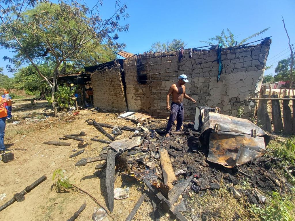 Hospital de Pedraza auxilio a familia afectada por incendio que destruyo su vivienda 5