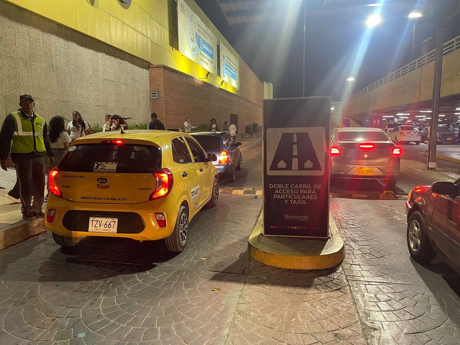 Alcaldía toma acciones para agilizar la movilidad a las afueras del centro comercial Buenavista 3 WhatsApp Image 2023 02 13 at 22.14.04