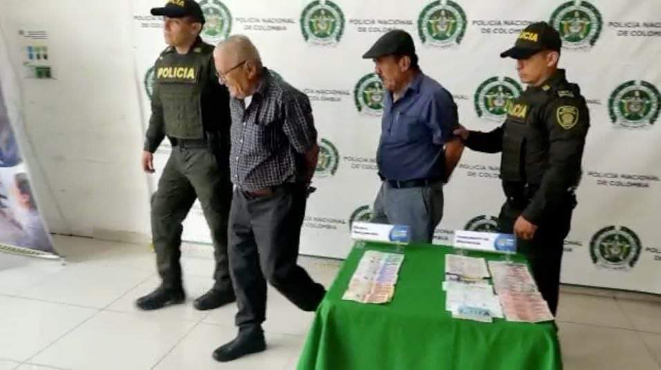 Dos abuelos capturados por hacerle el paquete chileno a otro adulto mayor en Bucaramanga 2 FB IMG 1680871162174