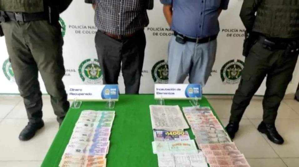 Dos abuelos capturados por hacerle el paquete chileno a otro adulto mayor en Bucaramanga 1 FB IMG 1680871223286