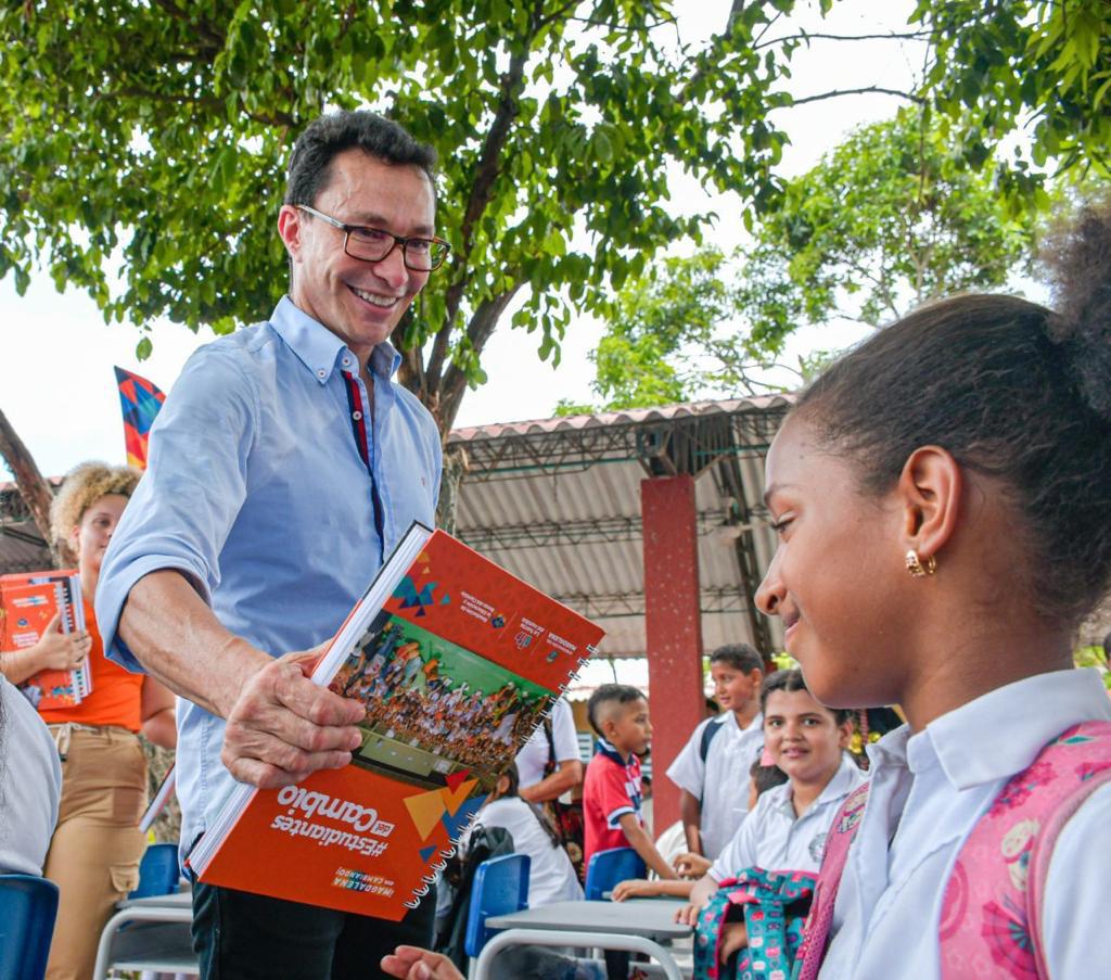 Gobernador Caicedo dignifica la educación y el aprendizaje de estudiantes del Magdalena con la entrega de 39 mil mobiliarios y 115 mil agendas 3 WhatsApp Image 2023 05 29 at 18.56.08 1