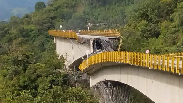 Otro puente que se cae en Colombia: Se desplomó parte del puente de “Los Grillos” en Sogamoso 7 FB IMG 1692541355388