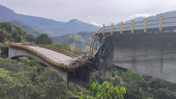 Otro puente que se cae en Colombia: Se desplomó parte del puente de “Los Grillos” en Sogamoso 4 FB IMG 1692541373158