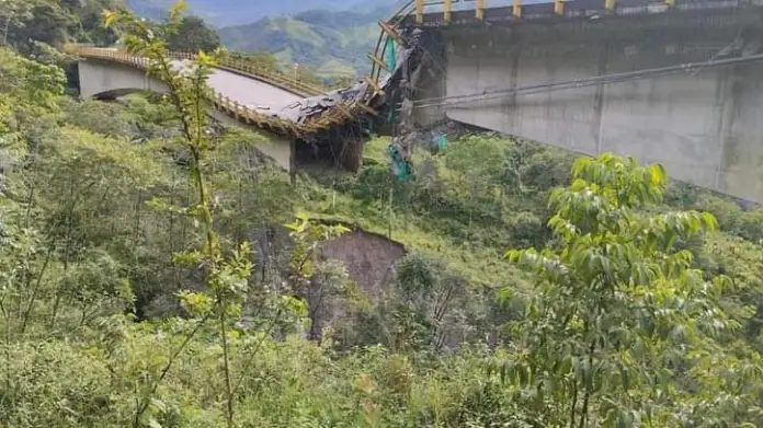 Otro puente que se cae en Colombia: Se desplomó parte del puente de “Los Grillos” en Sogamoso 6 FB IMG 1692541379310