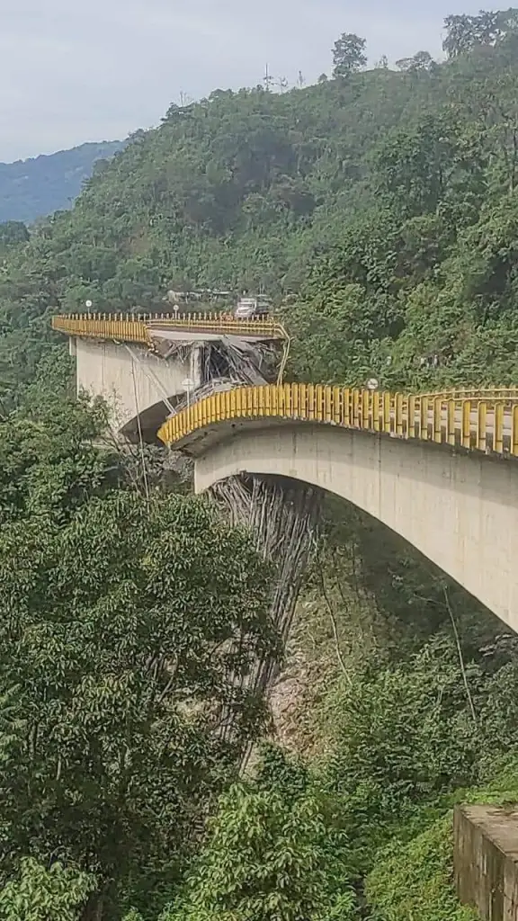 Otro puente que se cae en Colombia: Se desplomó parte del puente de “Los Grillos” en Sogamoso 2 FB IMG 1692541438661
