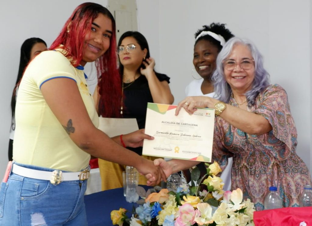 Secretaria de Educacion de Cartagena otorgo becas a jovenes victimas del conflicto armado