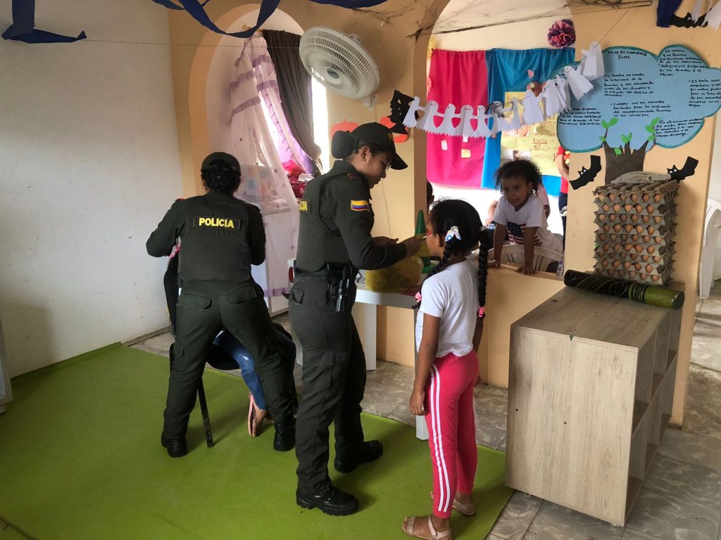 Con el “Día de los Atuendos” Policía Bolívar celebró el ‘Día de los Dulces’ con más de 350 niños de San Jacinto 1 6cd6dc17 eb10 4eb8 a4b4 c922b830db94