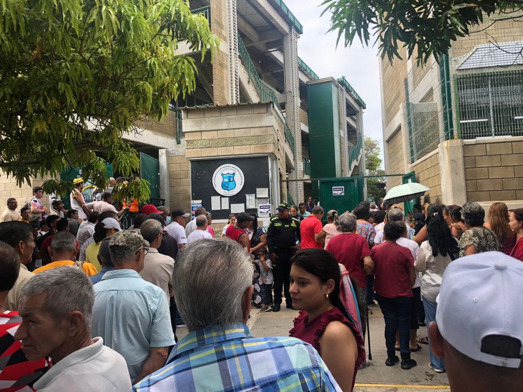 Afluencia de votantes en el puesto de votación IED Santa Magdalena Sofía, en San Salvador 2 WhatsApp Image 2023 10 29 at 09.52.40 1