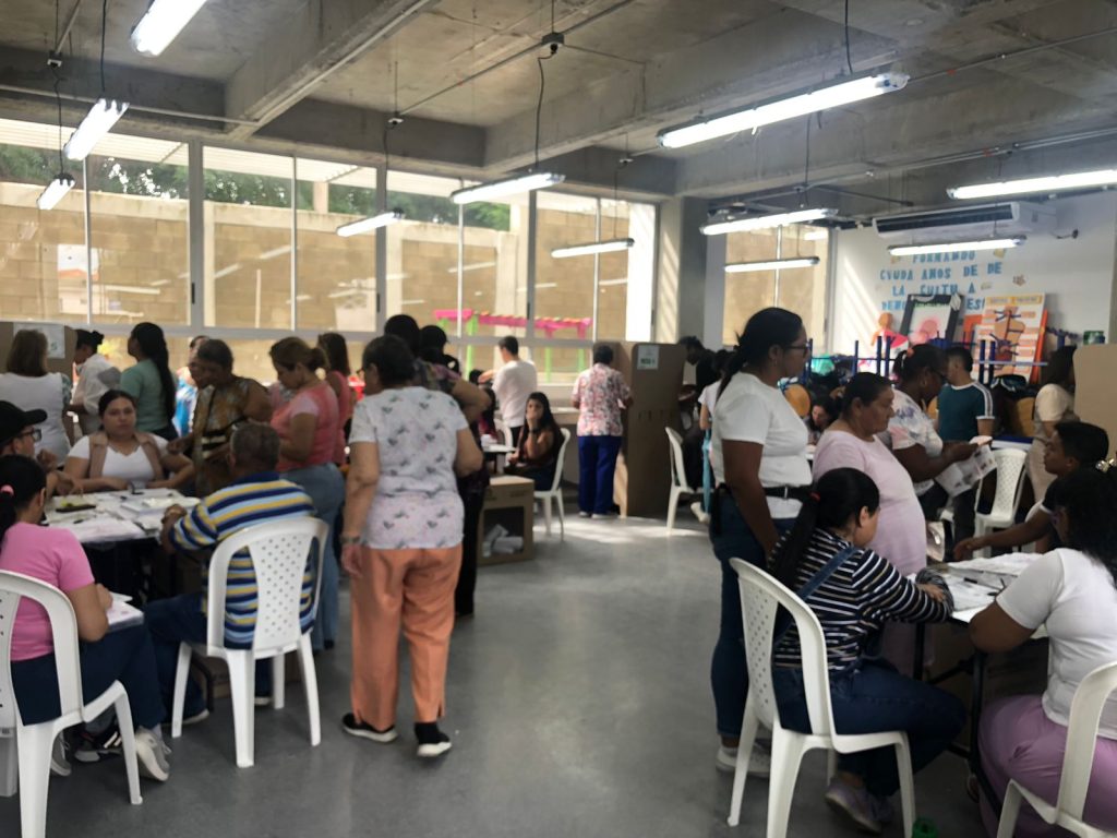 Afluencia de votantes en el puesto de votación IED Santa Magdalena Sofía, en San Salvador 1 WhatsApp Image 2023 10 29 at 09.52.41