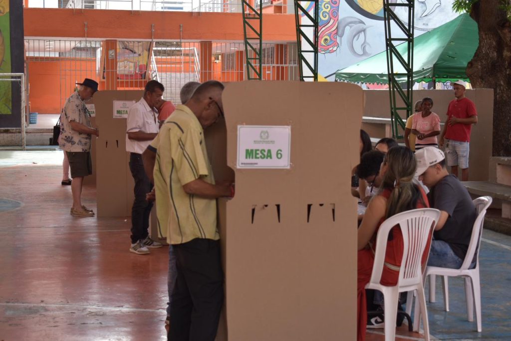 Adultos mayores llevan la bandera en votaciones en IE Normal Superior del Distrito 4 WhatsApp Image 2023 10 29 at 10.34.00 3