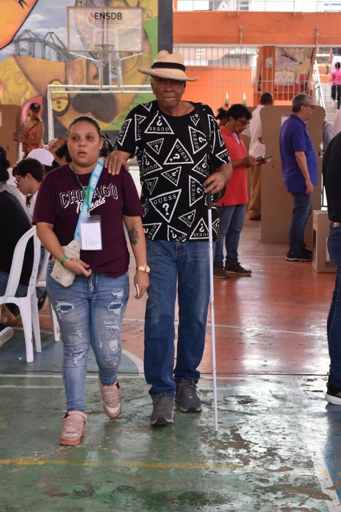 Adultos mayores llevan la bandera en votaciones en IE Normal Superior del Distrito 6 WhatsApp Image 2023 10 29 at 10.34.01 1