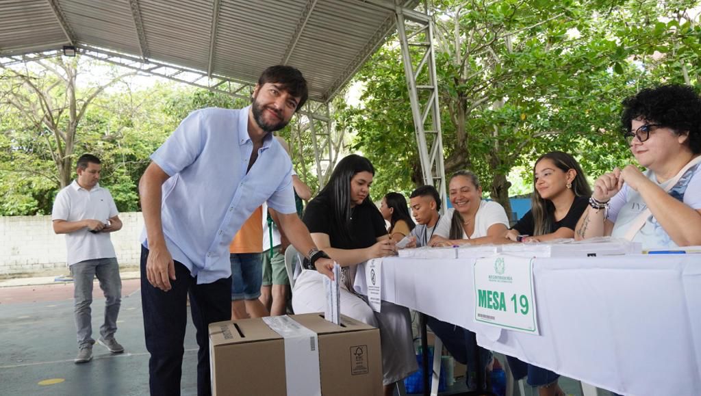 Calma en jornada electoral: Alcalde Jaime Pumarejo Heins ya ejerció su derecho al voto 4 a4f27296 44ca 4ca1 a280 f75dc766cc92
