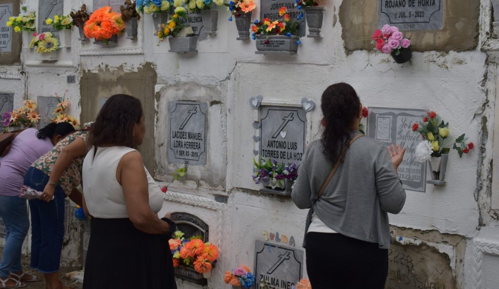 Con flores y devocion Barranquilla vivio el Dia de los Difuntos