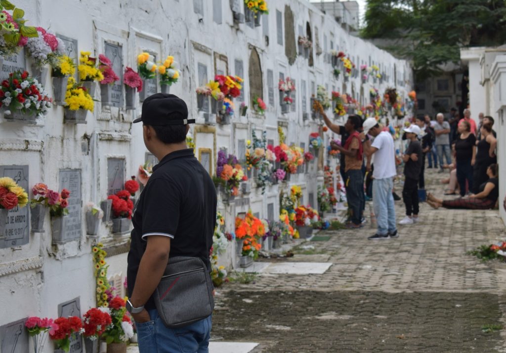 Con flores y devocion Barranquilla vivio el Dia de los Difuntos 5