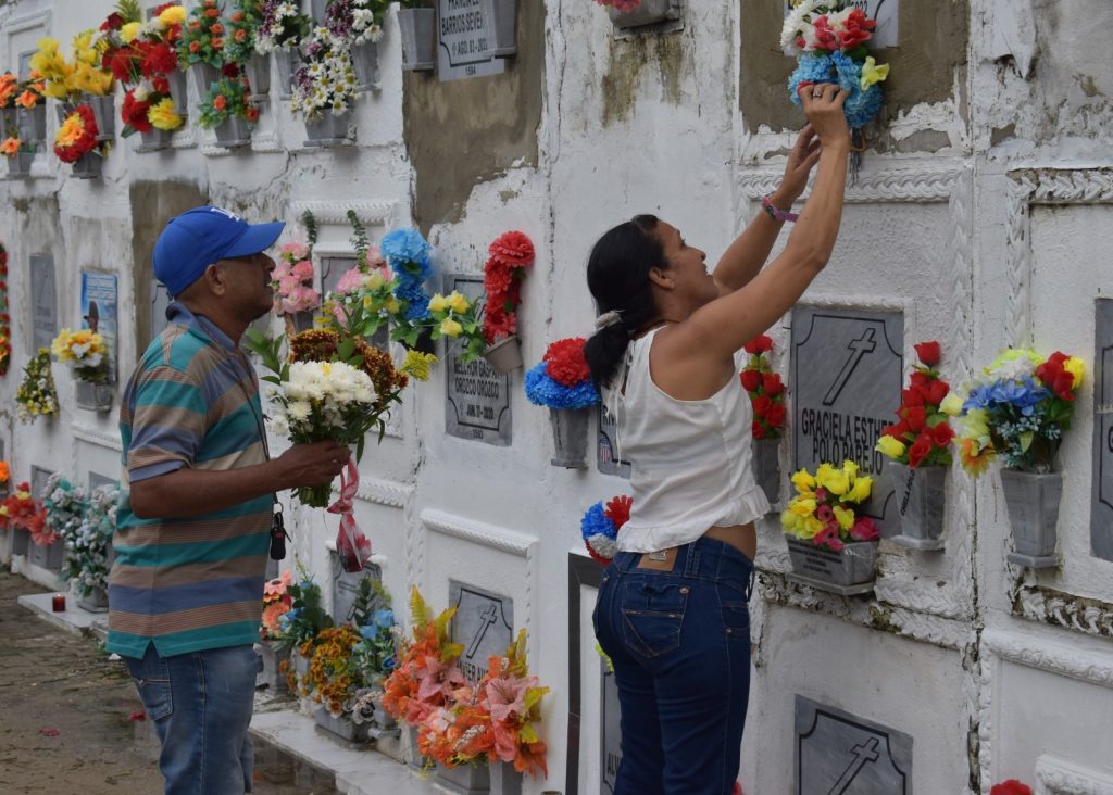 Con flores y devocion Barranquilla vivio el Dia de los Difuntos 7