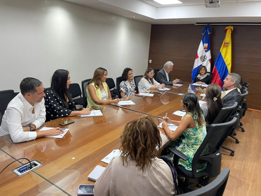 Encuentro con la viceminsistra de cooperacion internacional Olaya Dotel del MEPyT