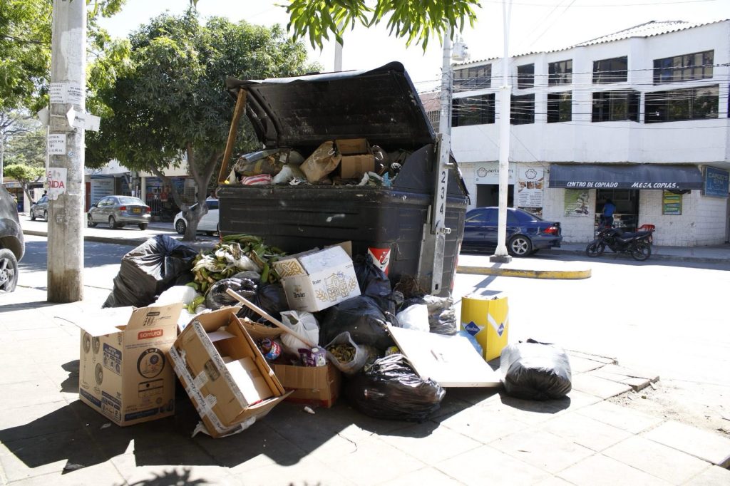 Por basureros, Virna Johnson y Carlos Caicedo cuestionaron servicio de Atesa y Superservicios, en Santa Marta 2 F koqyXgAEAHVJ