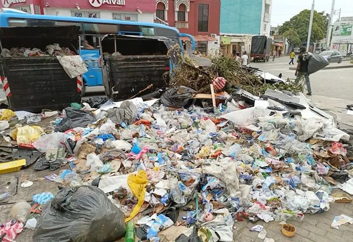Por basureros, Virna Johnson y Carlos Caicedo cuestionaron servicio de Atesa y Superservicios, en Santa Marta 1 F koqzWEAAe3sA