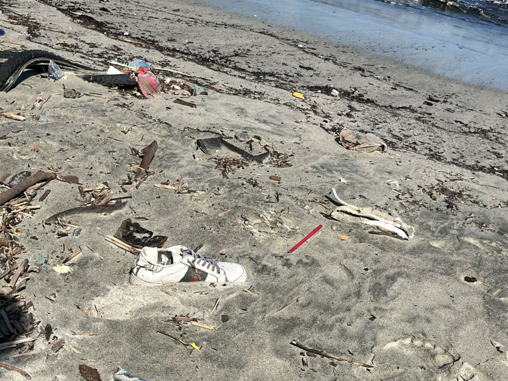 Desbordada la playa Los Cocos en Santa Marta por la Acumulación de basura 2 2