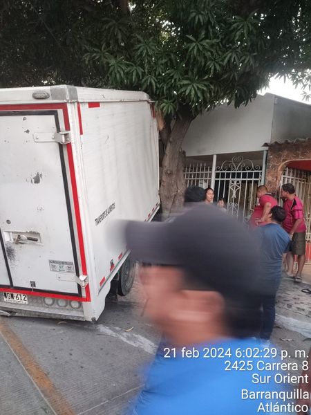 Camión choca motocicletas y termina en terraza de casa en el barrio Las Nieves 1 417690208 428214922881408 419041772406219652 n