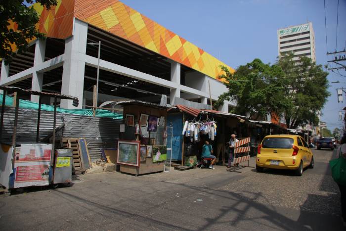 Desde anoche iniciaron el traslado de 155 vendedores a la Galería Comercial Sredni-La Esquina del Marquetero 2 Entorno Galeria Sredni antes del traslado 1