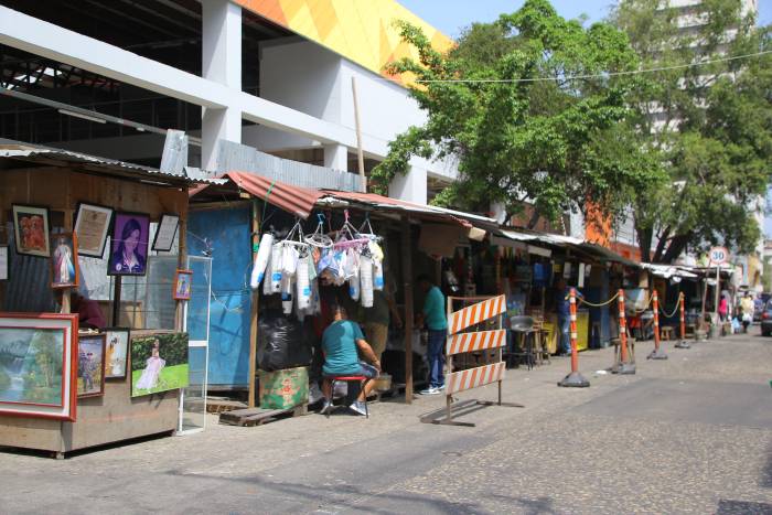 Desde anoche iniciaron el traslado de 155 vendedores a la Galería Comercial Sredni-La Esquina del Marquetero 3 Entorno Galeria Sredni antes del traslado 2